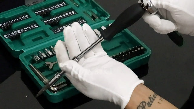 130 Pieces 1/4 Inch Drive Socket Ratchet Wrench Set, Mechanic Tool Set, with Bit Socket Screwdriver Set Metric and Extension Bar for Auto Repairing and Household Silver-130pcs