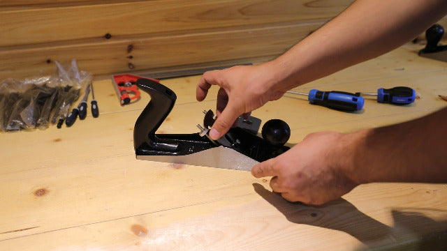 Amazon Basics Woodworking Hand Planer - No.4 Adjustable Bench Plane with 2-Inch Steel Blade for Quality Wood Smoothing Cuts, Grey/Black Pack of 1