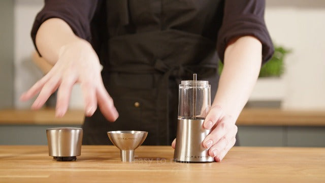 Cole & Mason Stadhampton Chilli and Spice Mill, Manual Nutmeg Grinder, Adjustable Coarseness,