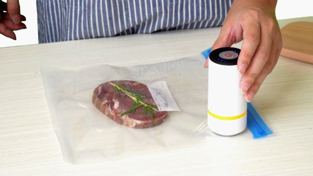 Portable Vacuum Sealer Set, Geliking Food Vacuum Sealer Machine Rechargeable Handheld Vacuum Sealer for Food with 10 Reusable Sous Vide Bags for Food Storage Sous Vide Cooking