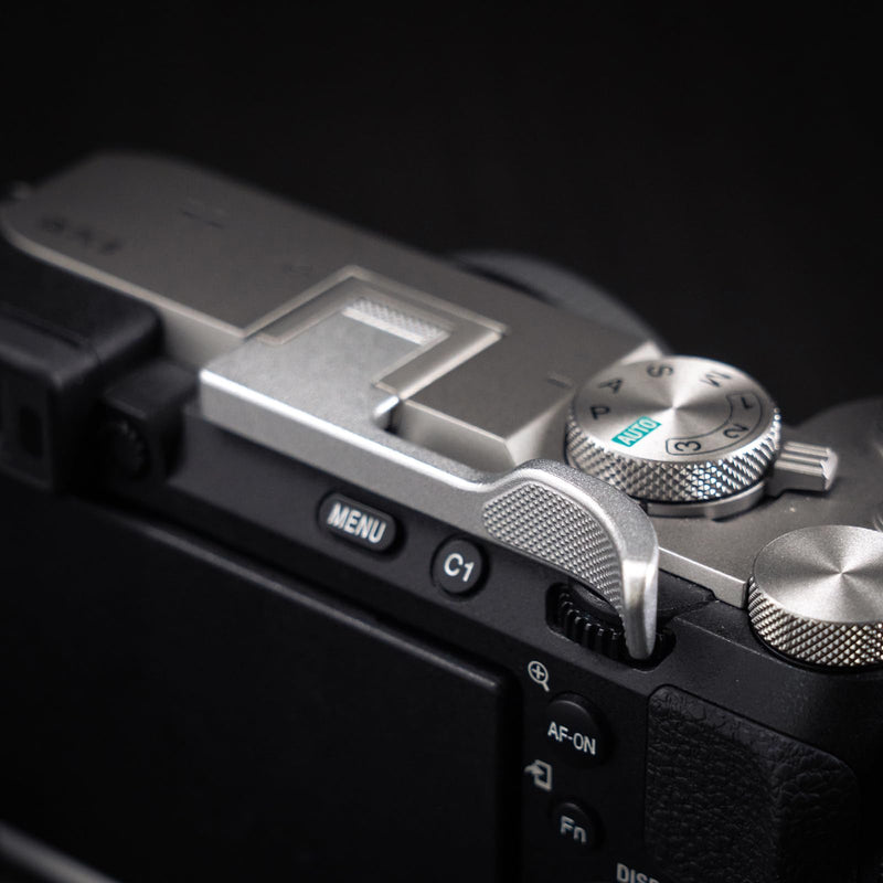 Metal Thumb Up Grip for Sony A7C2 A7CR Alpha 7C2R 7C2 Camera, Hot Shoe Thumb Rest Support Grip ，Exclusive Vintage Anti-Slip Pattern, Enhance The camera's Grip Feel (Silver) Silver