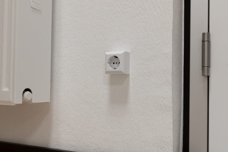 REV 0500142551 PlanoLuxe, surface-mounted socket 1-way. Complete set: frame and insert, white sockets with contact protection, single