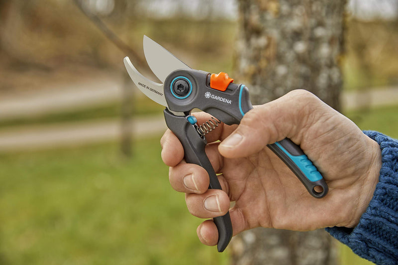 GARDENA (12203) ExpertCut pruning shears: Ideal for cutting fruit trees, 7/8" Cutting diameter, 2-stage variable handle opening, stainless steel blades, bypass cutting principle. Made in Germany