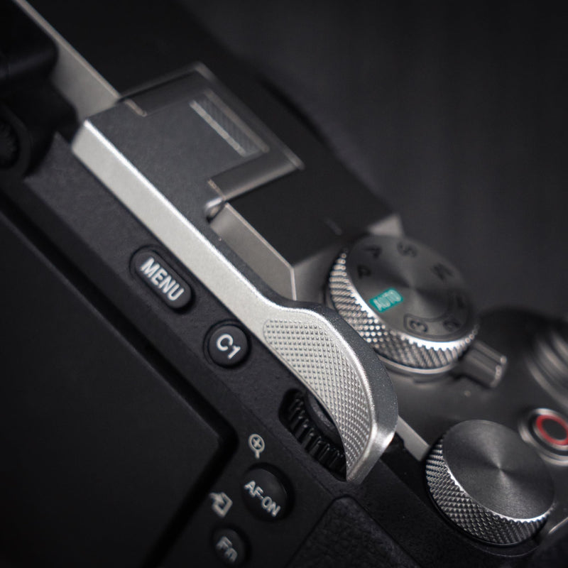 Metal Thumb Up Grip for Sony A7C2 A7CR Alpha 7C2R 7C2 Camera, Hot Shoe Thumb Rest Support Grip ，Exclusive Vintage Anti-Slip Pattern, Enhance The camera's Grip Feel (Silver) Silver
