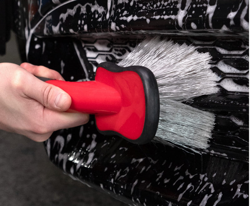 Mothers Car Wash Brush, Wheel and Fender Brush, Short Handle Tire Cleaner for Car Detailing, 10 Inch, Red/Black Standard