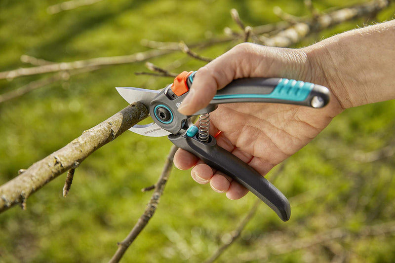 GARDENA (12203) ExpertCut pruning shears: Ideal for cutting fruit trees, 7/8" Cutting diameter, 2-stage variable handle opening, stainless steel blades, bypass cutting principle. Made in Germany