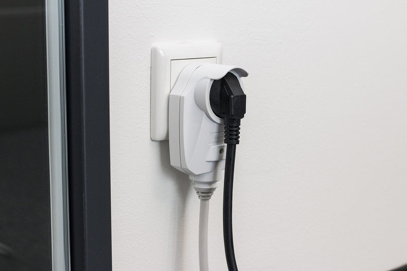 Meister protective contact extension with additional plug - 3 m cable - white - IP20 indoor use / power split / extension cable with surge protection / Schuko extension / 7430680 single