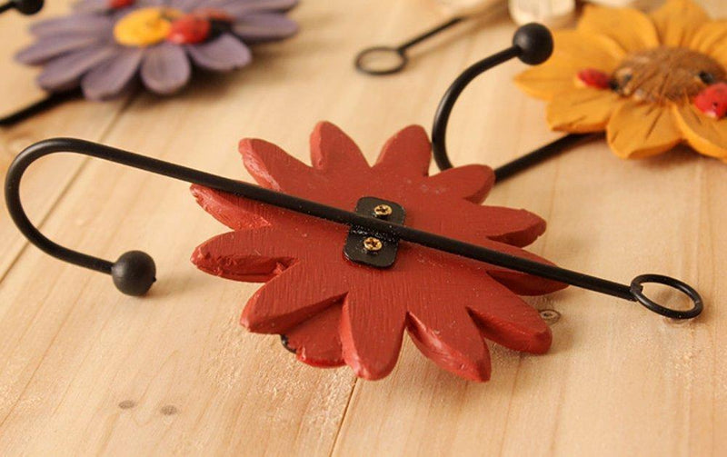 Creative Daisy Resin Wall Hooks Wall Mounted Art Flower Iron Hook Hand-painted Hanging Coat / Hat /Key/ Towel Hooks Home Decoration(Set of 4)