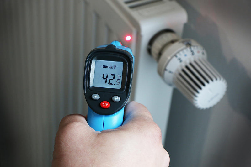PeakTech 4940 infrared thermometer/pyrometer with laser, -50°C … 600°C, measuring point ratio 12:1, for fast surface temperature measurement 0.5s, emissivity 0.95 fixed