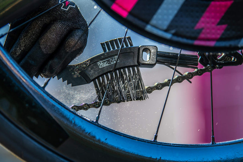 Muc Off Claw Brush - Bike Cleaning Brush with Three Heads and Durable Nylon Bristles - Perfect for Cleaning Chains, Cassettes and Sprockets