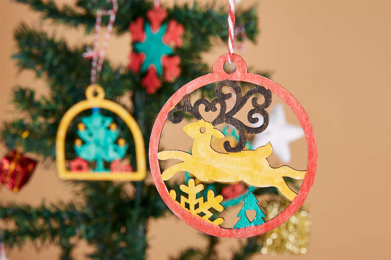 Artmag 30pcs Unfinished Wooden Hanging Ornaments for Christmas Decorations,5 Styles DIY Wood Slices with Holes for Kids Crafts Centerpieces Holiday Hanging Decorations 30pcs with gift box