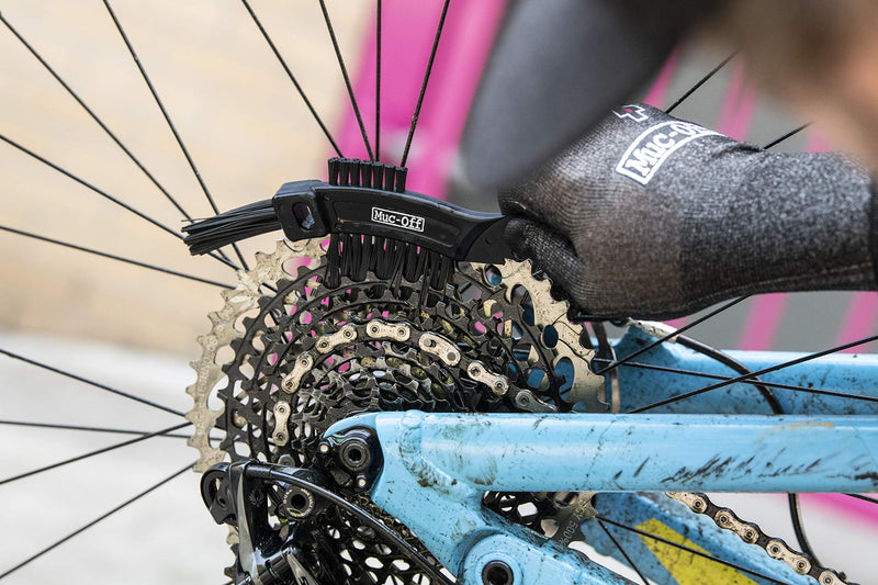 Muc Off Claw Brush - Bike Cleaning Brush with Three Heads and Durable Nylon Bristles - Perfect for Cleaning Chains, Cassettes and Sprockets